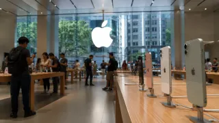Apple Outperforms Big Tech as Investors Reward a More Disciplined AI Strategy